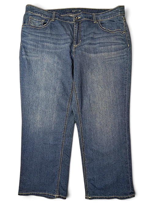 JAKE & IPI APT. 9 plus size 20W blue denim capri jeans with classic five-pocket styling and fading details.