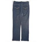 JAKE & IPI Lois Jane comfort waist -siniset farkut koristetikatuilla takataskuilla mustalla taustalla