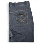 JAKE & IPI siniset farkut: comfort waist, kontrastitikkaukset ja takataskussa merkitty metallilaatta.
