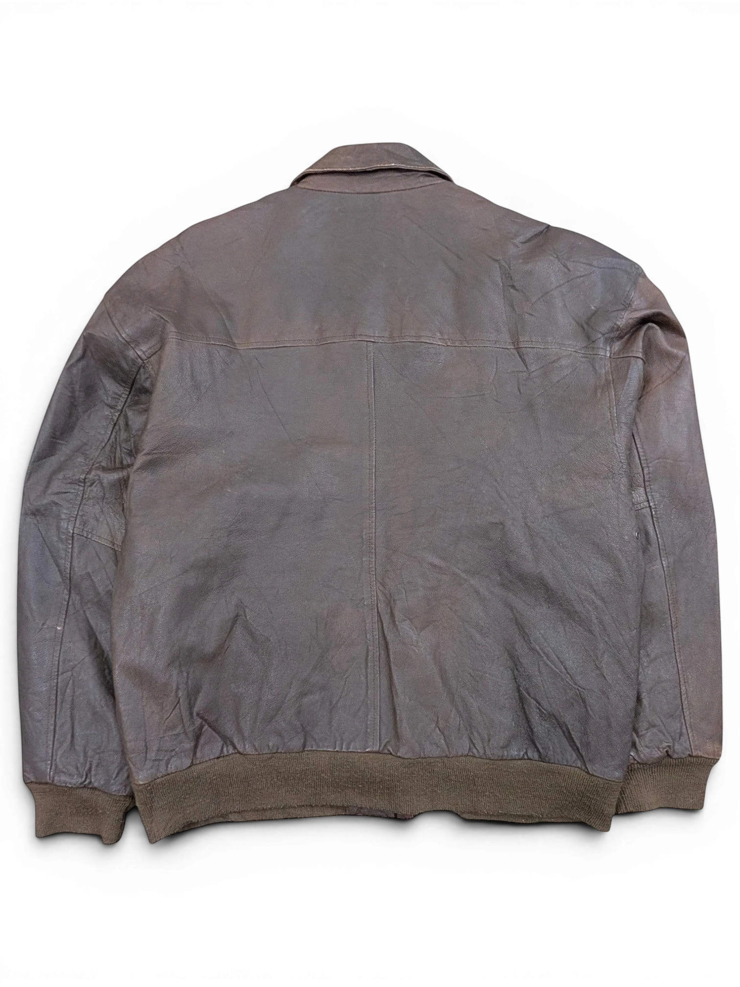 JAKE & IPI brown leather bomber jacket with ribbed cuffs and hem. Classic collar.
