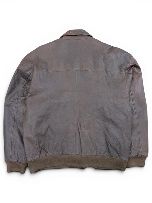JAKE & IPI brown leather bomber jacket with ribbed cuffs and hem. Classic collar.