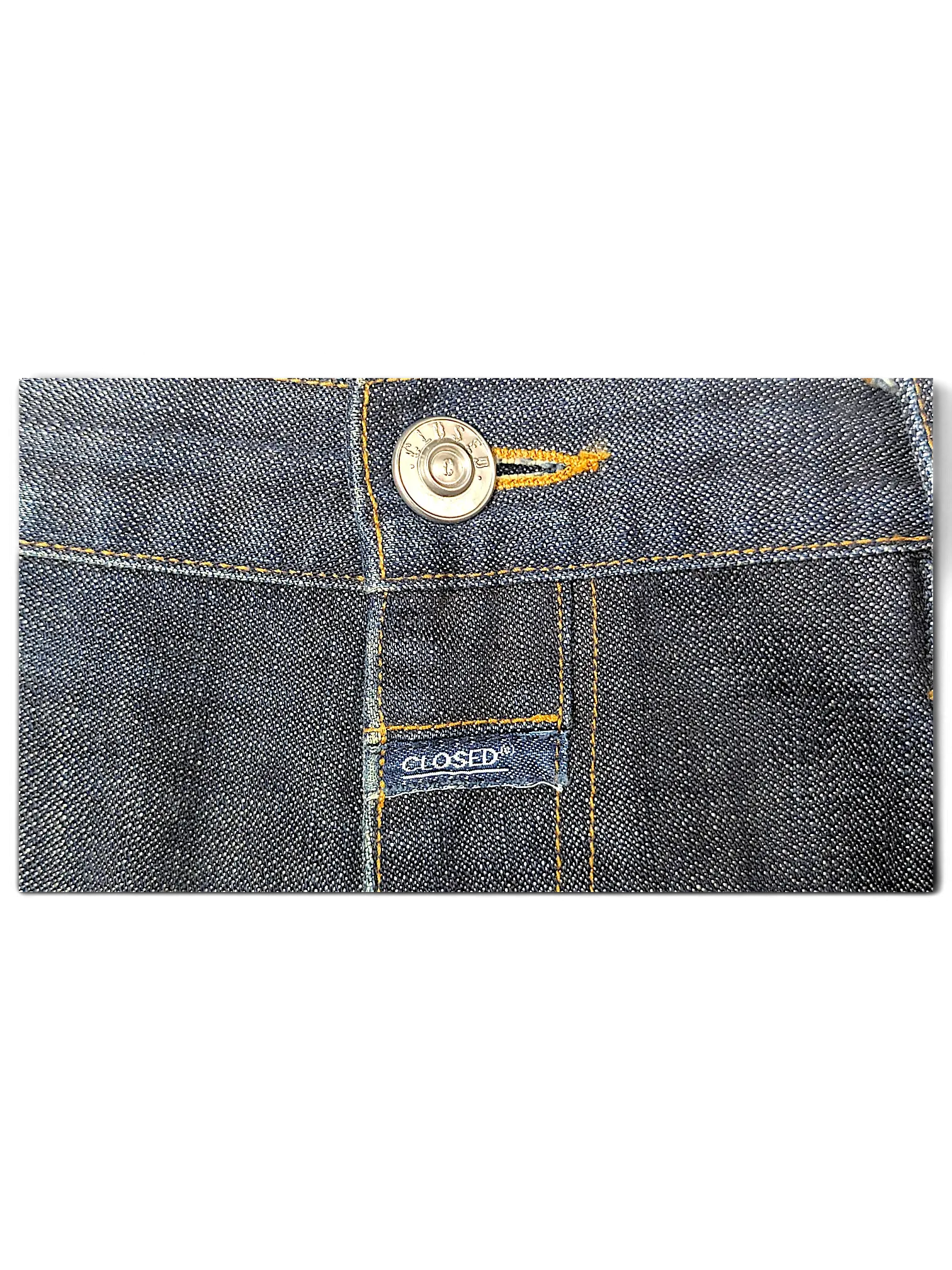 JAKE & IPI Closed dark blue denim jeans featuring a metal button and branded fabric label detail.