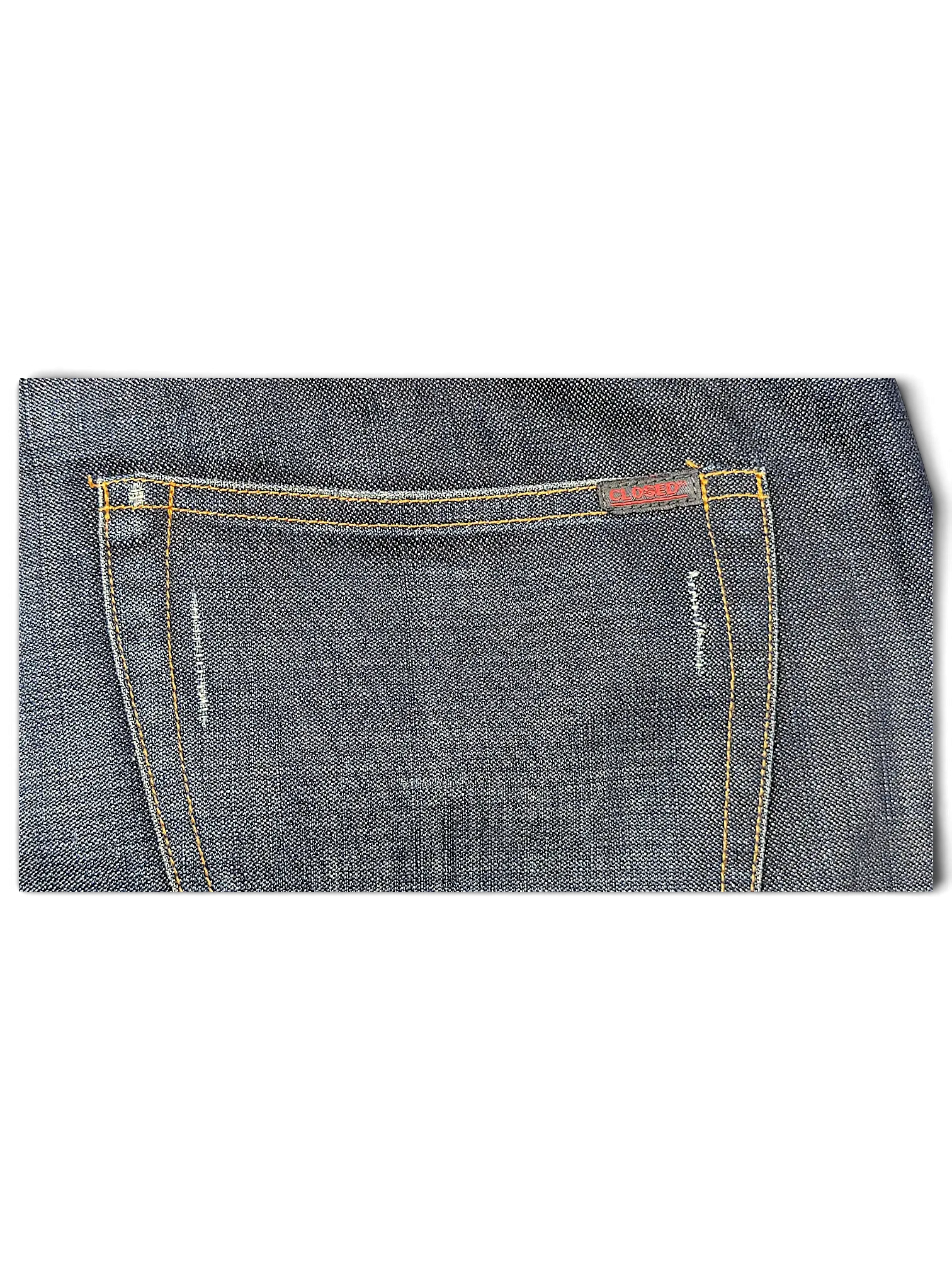 Close-up of a dark blue denim back pocket on JAKE & IPI Closed jeans with orange contrast stitching and logo tag.