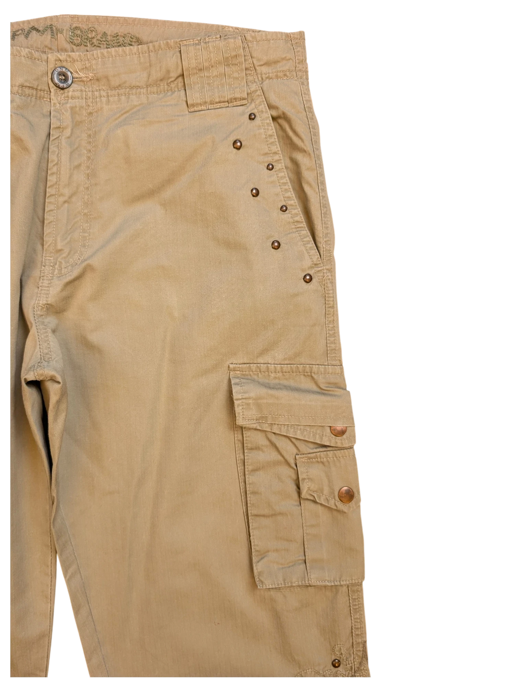 JAKE & IPI khaki cargo pants with studded pocket details and button closure. EU 42.