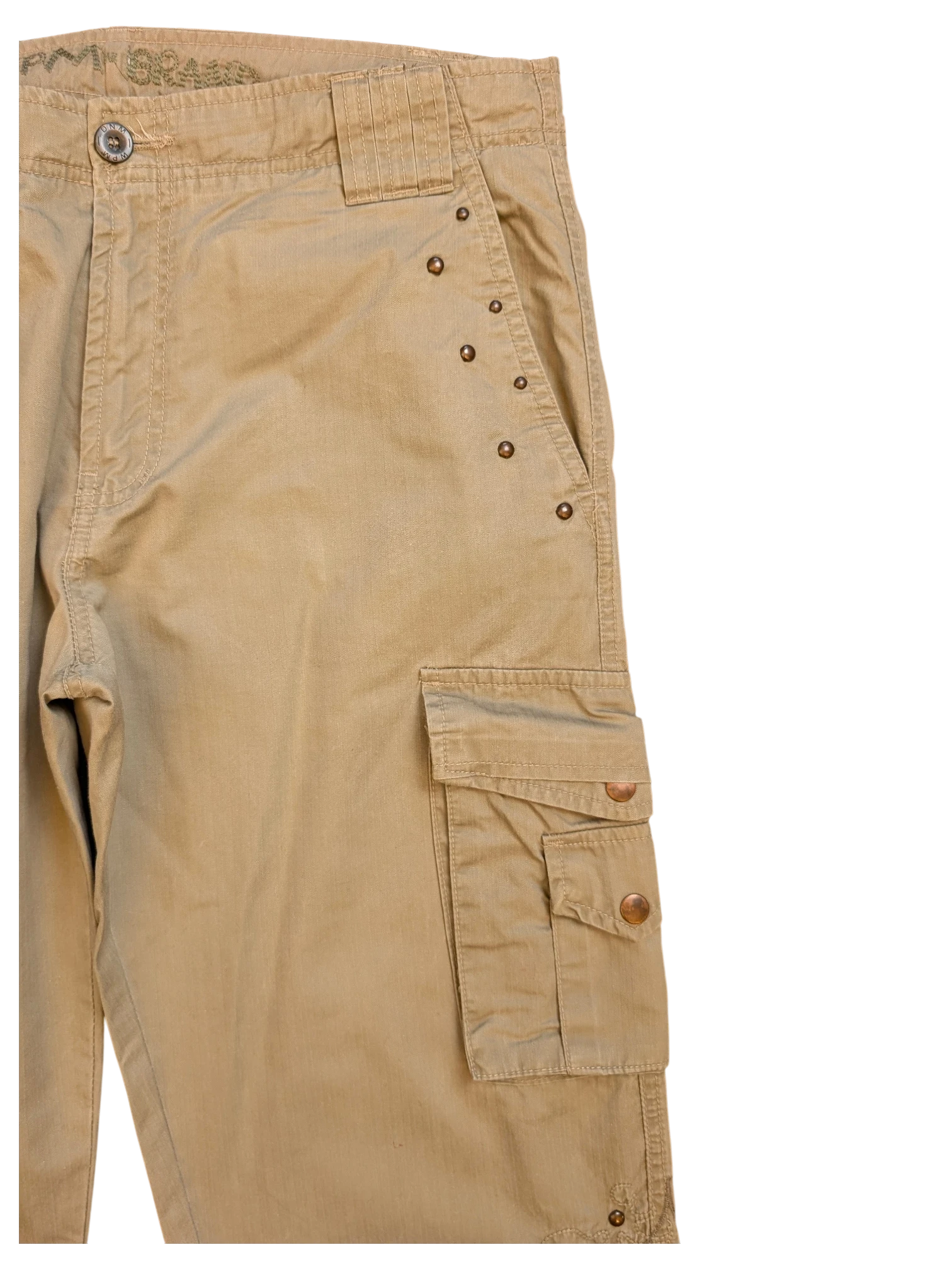 JAKE & IPI khaki cargo pants with studded pocket details and button closure. EU 42.