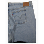 JAKE & IPI Levi's 501 20W vaaleat farkut klassisella viisitaskumallilla ja nahkaisella takamerkillä.