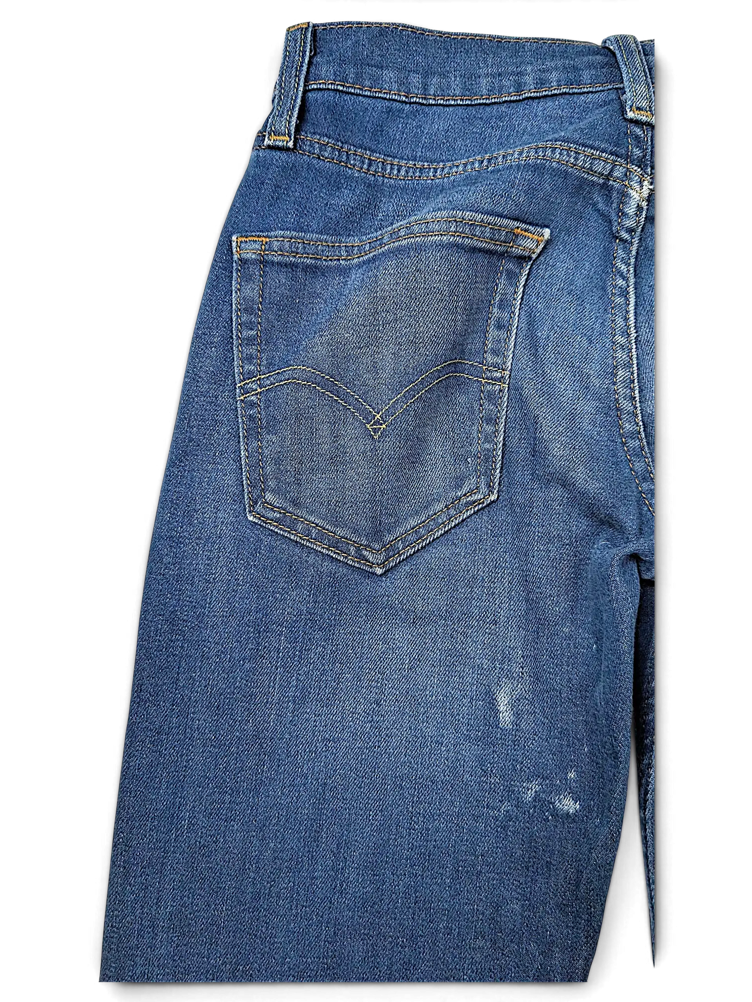 JAKE & IPI Levi's 514 blue denim jeans featuring a classic back pocket with signature arcuate stitching.