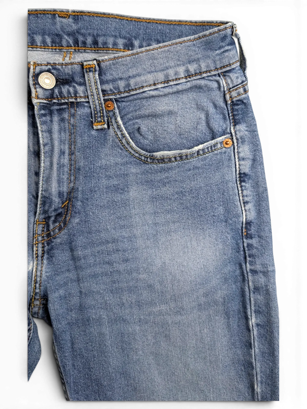 JAKE & IPI Levi's 514 blue denim jeans featuring a classic five-pocket design with copper rivets and button fly.