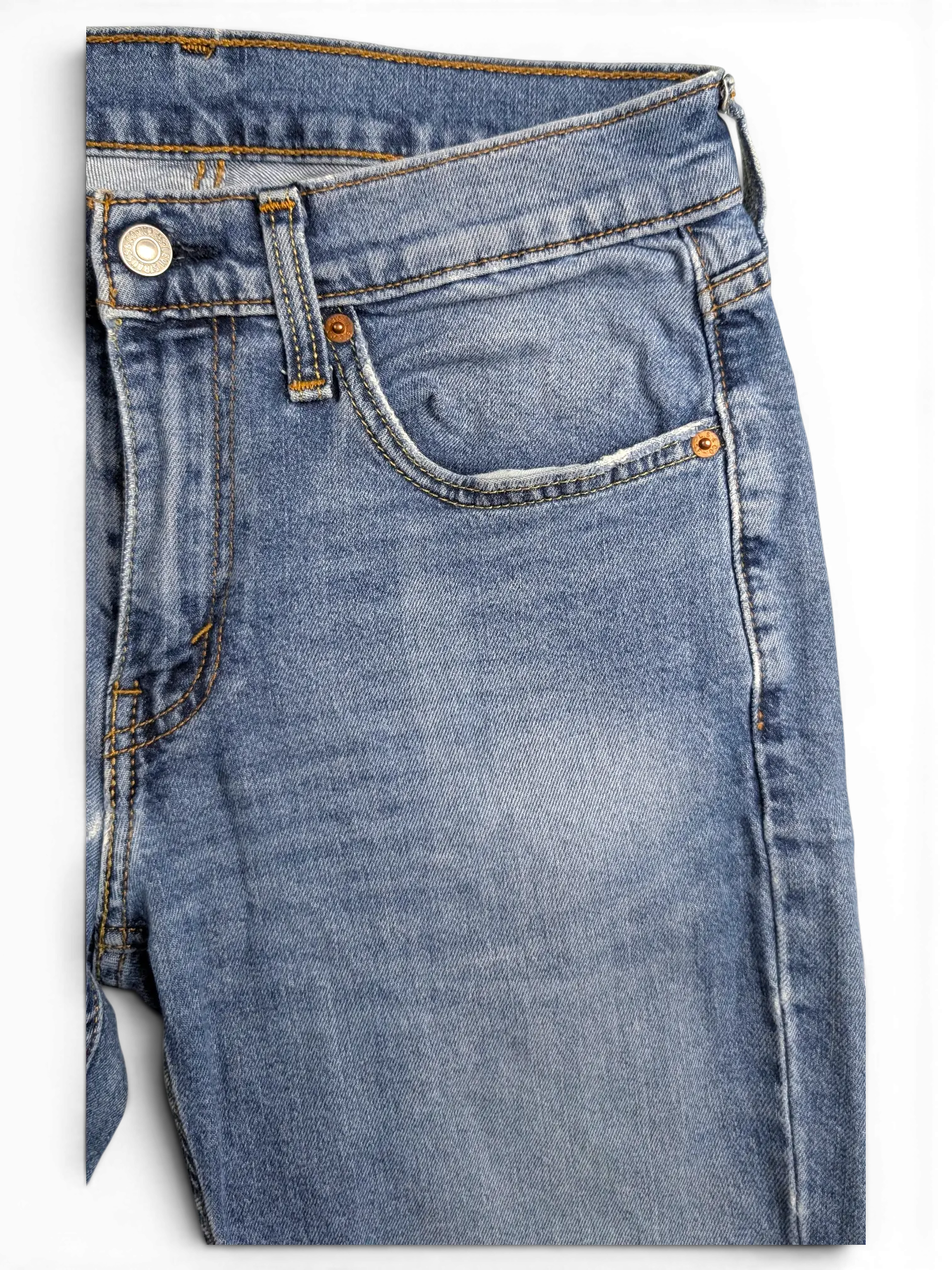 JAKE & IPI Levi's 514 blue denim jeans featuring a classic five-pocket design with copper rivets and button fly.