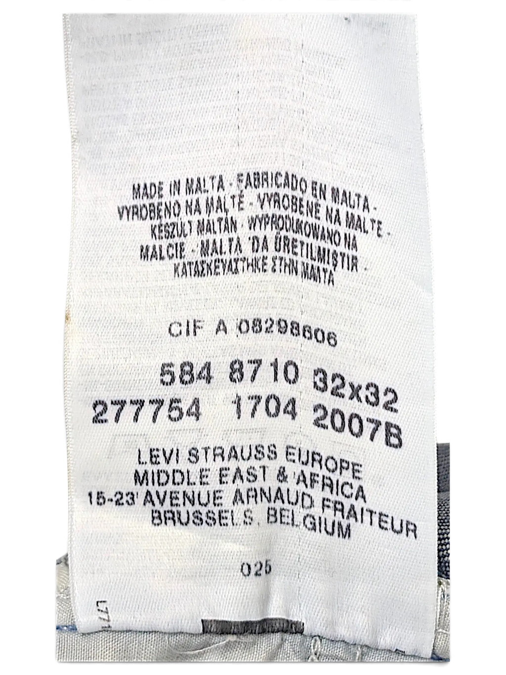 JAKE & IPI Levi's 584 87 jeans interior care label showing size 32x32 and manufacturing details