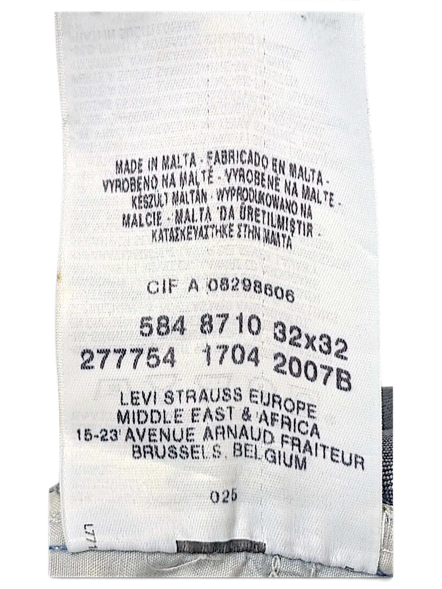 JAKE & IPI Levi's 584 87 jeans interior care label showing size 32x32 and manufacturing details