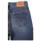 JAKE & IPI Levi's 584 87 siniset farkut, takataskussa punainen lippu ja nahkainen merkkilappu.