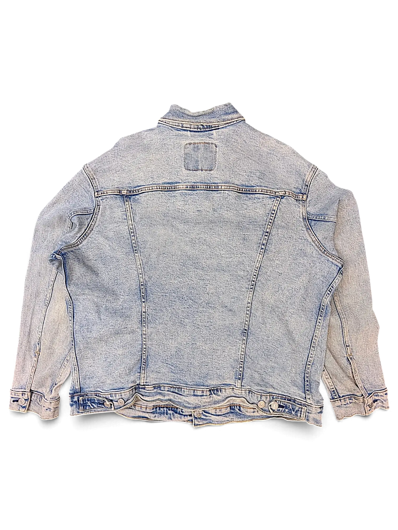 Back view of a JAKE & IPI Levi's 5198 light wash blue denim jacket with classic stitching and buttoned cuffs.