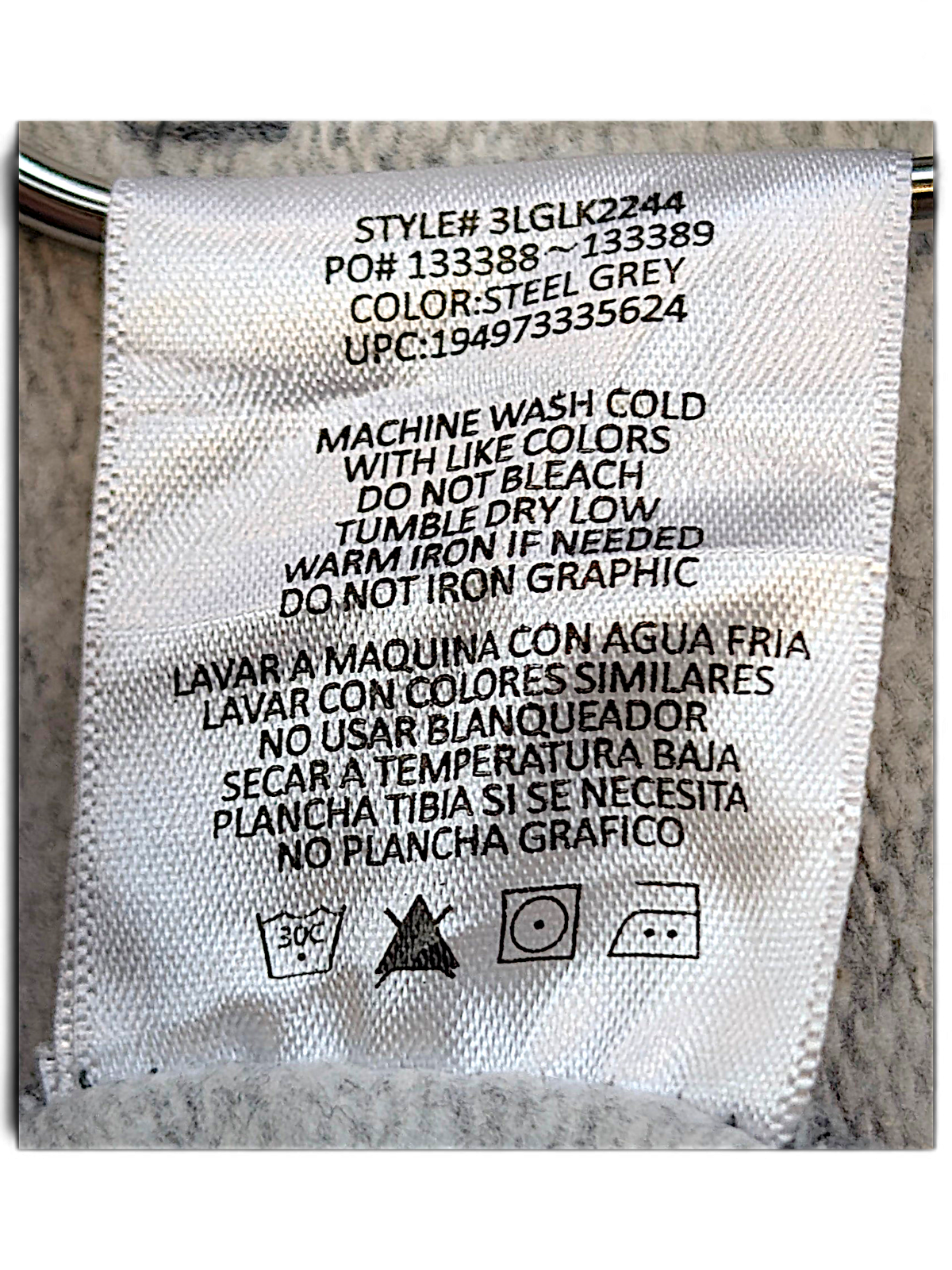 JAKE & IPI Levi's hoodie care label in steel grey with washing instructions in English and Spanish