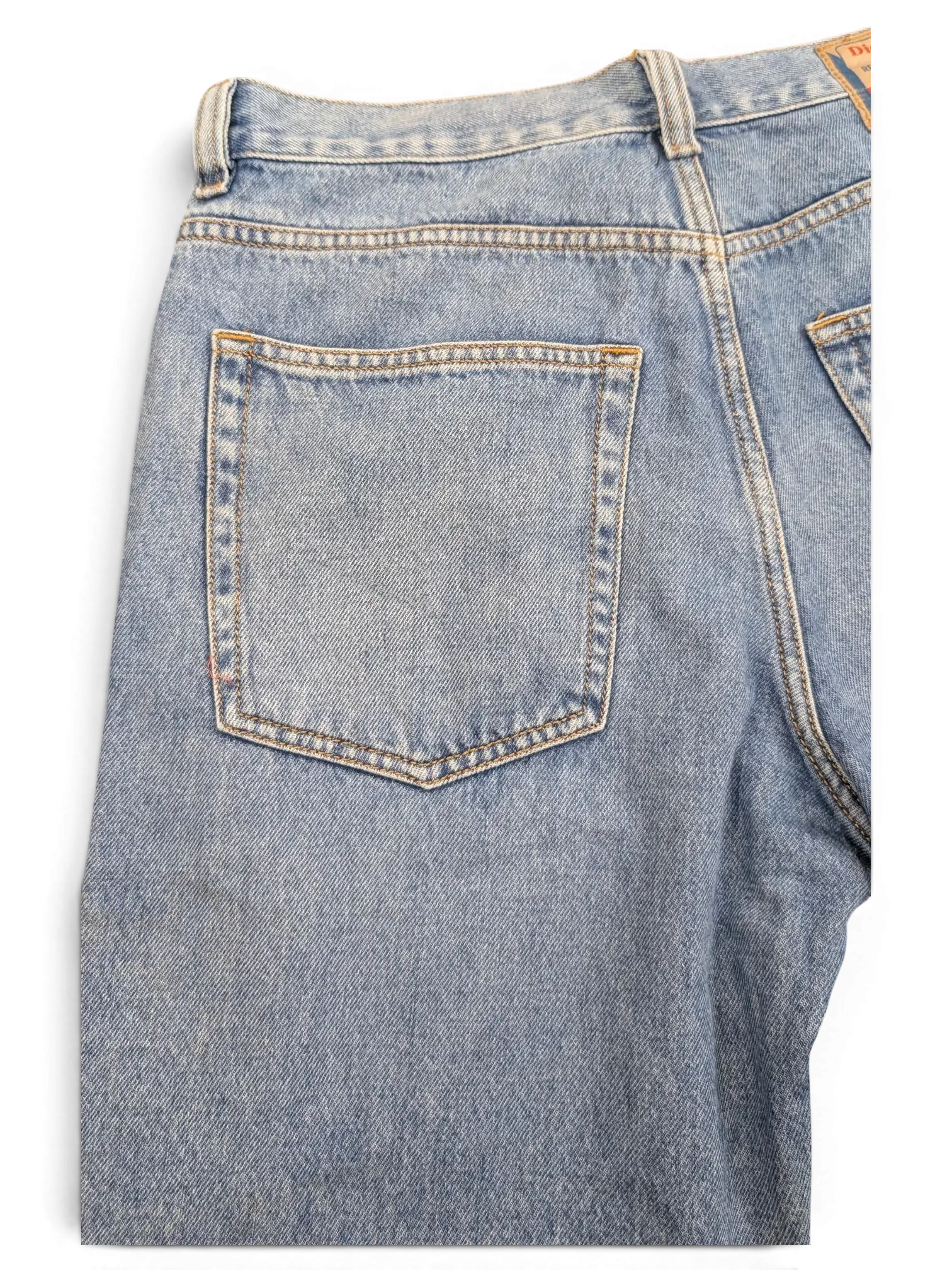 JAKE & IPI light wash denim jeans with 5 pockets and classic stitching. W30 L30.