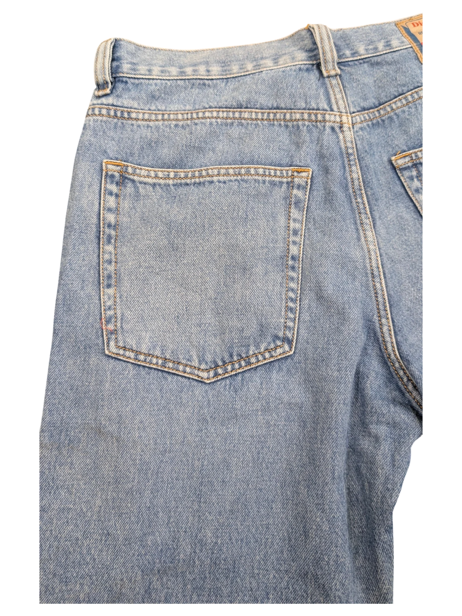 JAKE & IPI light wash denim jeans with 5 pockets and classic stitching. W30 L30.
