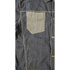 JAKE & IPI Platinum FUBU -farkkutakki, jossa yksi rintatasku ja nappikiinnitys. Tumma denim.