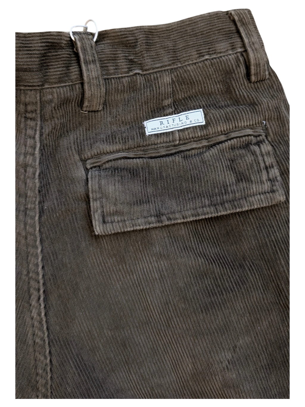 JAKE & IPI RIFLE corduroy cargo pants in brown with a rear pocket and belt loops.