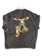 JAKE & IPI Rocawear sherpafarkkutakki brodeeratulla kotka- ja tennarigrafiikalla. Tumma denim ja kermanvalkoinen sherpakaulus.