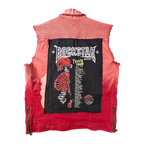 JAKE & IPI Rockstar Original -farkkuliivi punaisella tie-dye-pesulla ja suurella mustalla merkillä, jossa luurankokuva ja kiertuepäivät.