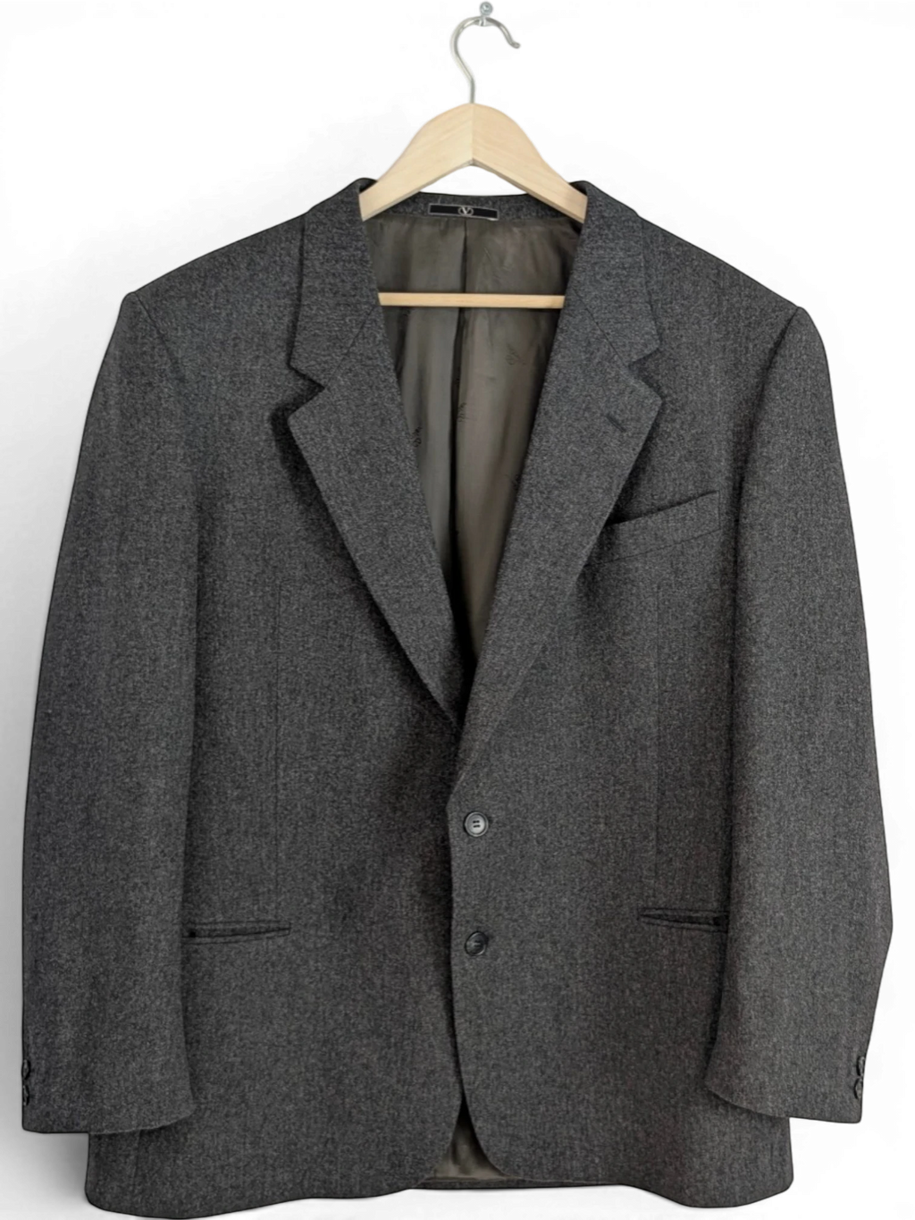 JAKE & IPI Vintage Valentino Uomo grey wool blazer with notched lapel and two-button closure. Made in Italy.
