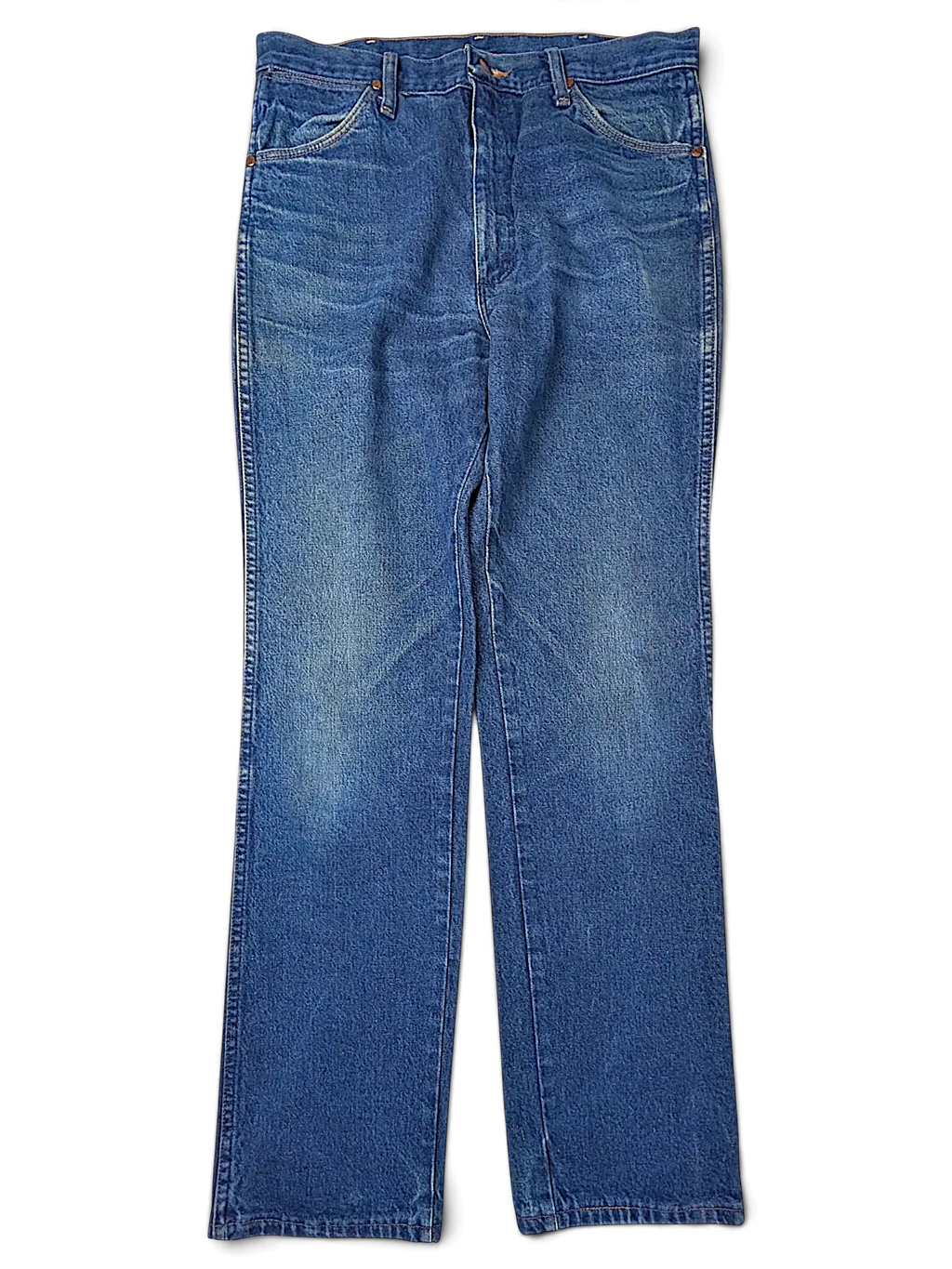 JAKE & IPI Wrangler 936PWD blue denim jeans with a classic straight leg fit and worn-in vintage wash.