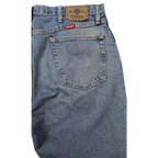 JAKE & IPI Wrangler 96501DS siniset farkut, nahkainen takalappu ja klassinen punainen logolippu