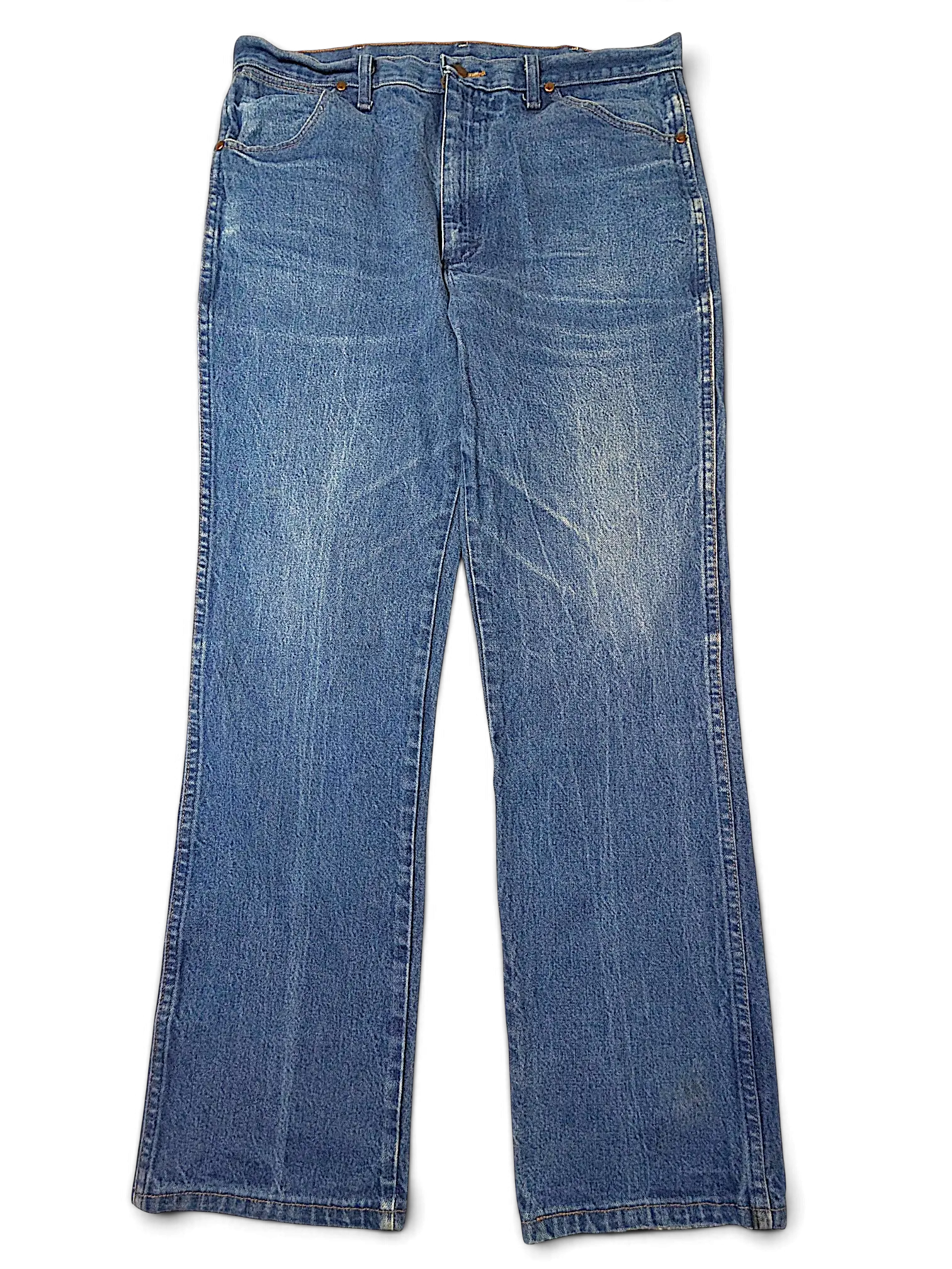 JAKE & IPI Wrangler 936DEN blue denim jeans with a classic slim fit and straight leg design.