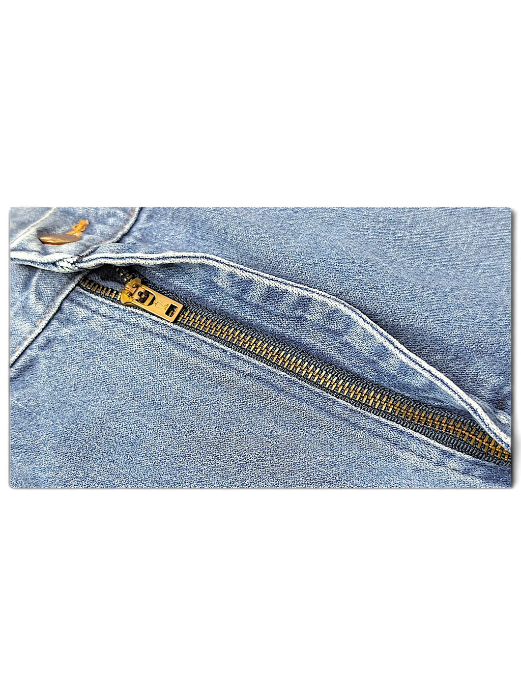 JAKE & IPI Wrangler 31MWZPW blue denim jeans featuring a durable metal zipper fly and classic stitching detail.