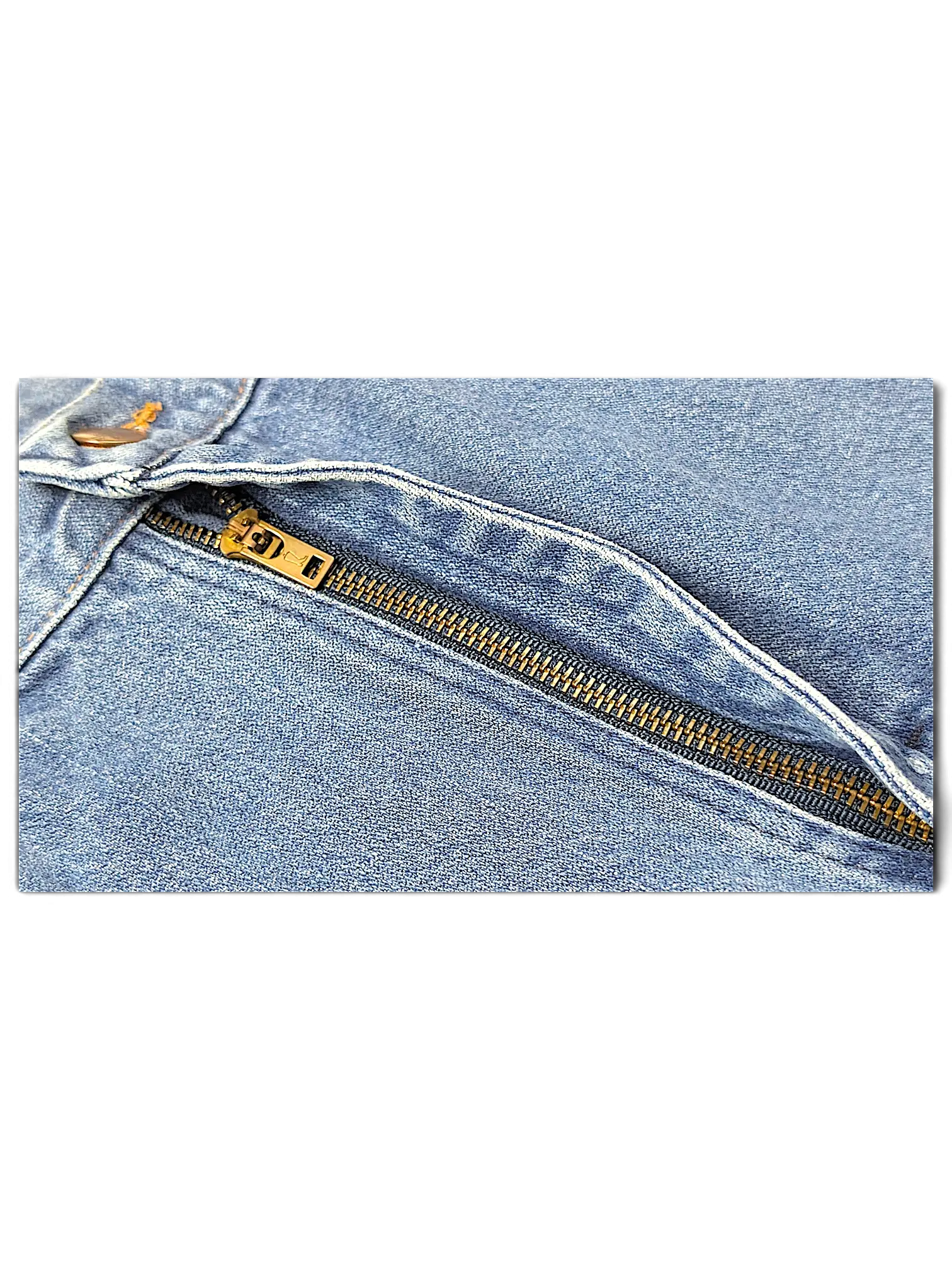 JAKE & IPI Wrangler 31MWZPW blue denim jeans featuring a durable metal zipper fly and classic stitching detail.