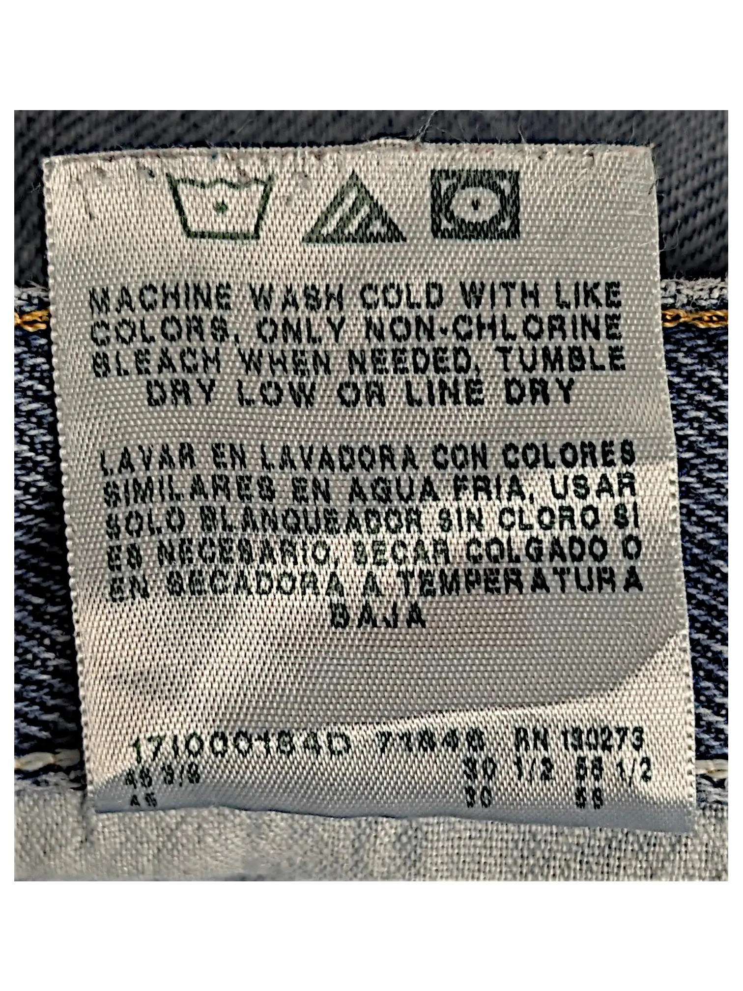 JAKE & IPI Wrangler relaxed fit jeans interior care label with washing instructions in English and Spanish