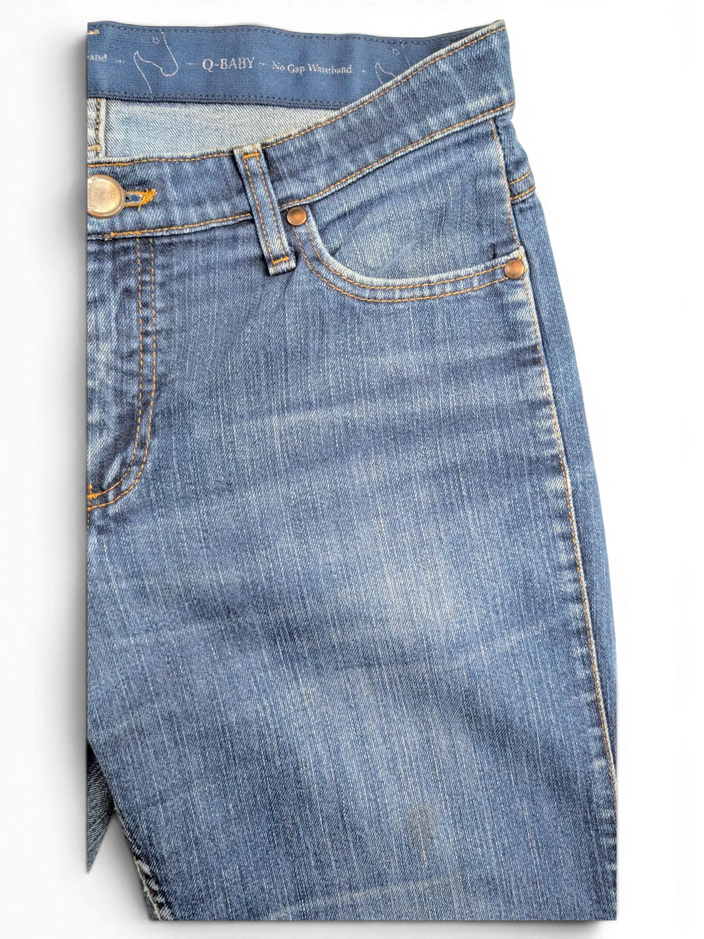 JAKE & IPI Wrangler Q-BABY blue denim jeans featuring a no-gap waistband and classic copper rivets.