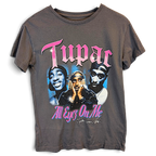 Harmaa 2Pac All Eyez on Me -puuvillat-paita, jossa on vaaleanpunainen ja sininen grafiikkapainatus edessä.