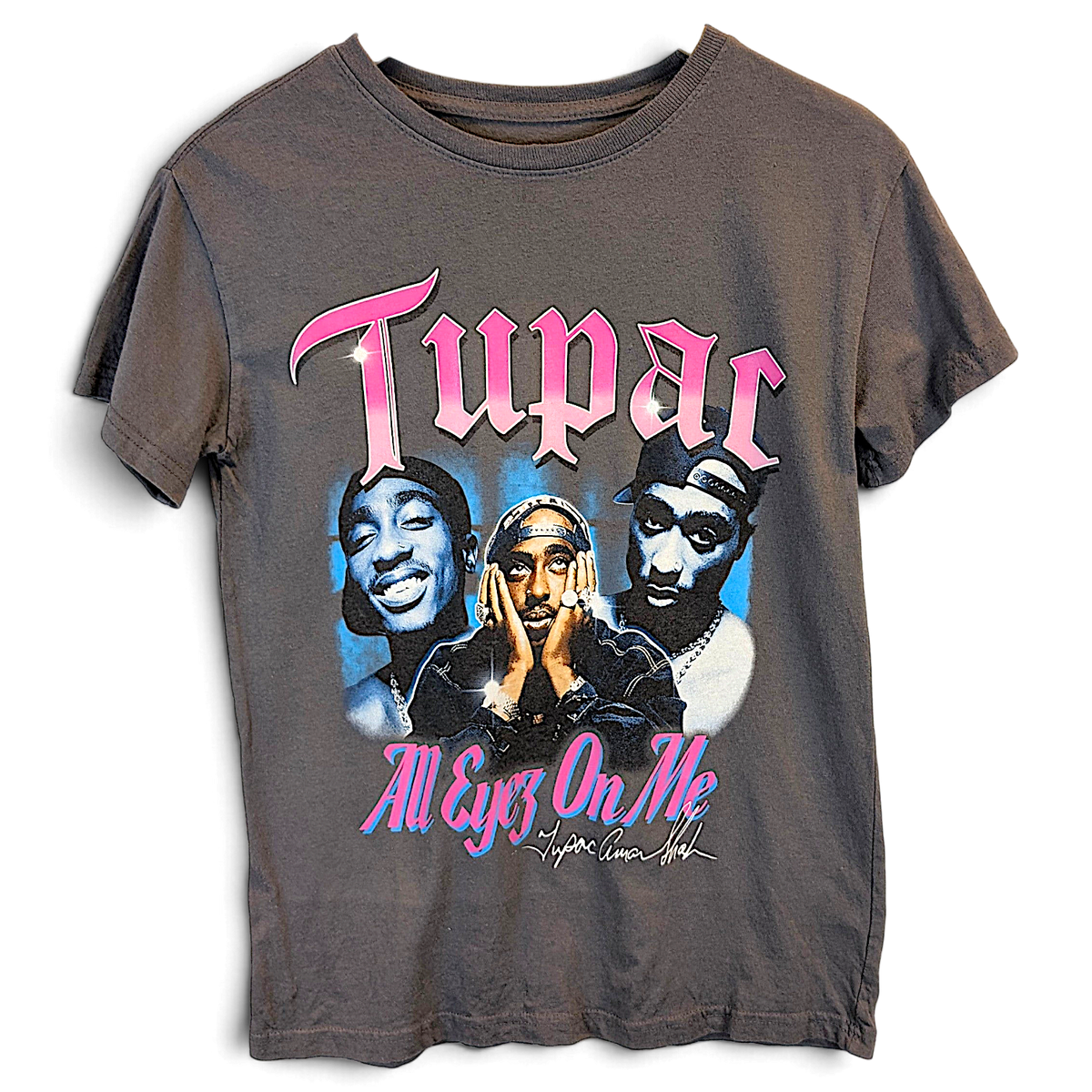 Harmaa 2Pac All Eyez on Me -puuvillat-paita, jossa on vaaleanpunainen ja sininen grafiikkapainatus edessä.