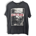 Musta 2Pac All Eyez on Me -puuvillat-paita, jossa on graafinen printti edessä.