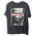 Musta 2Pac All Eyez on Me -puuvillat-paita, jossa on graafinen printti edessä.