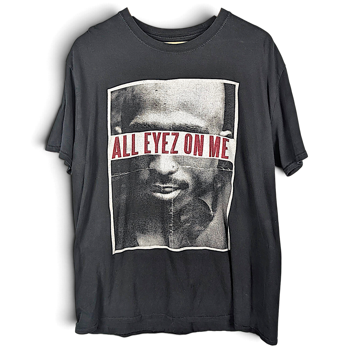 Musta 2Pac All Eyez on Me -puuvillat-paita, jossa on graafinen printti edessä.