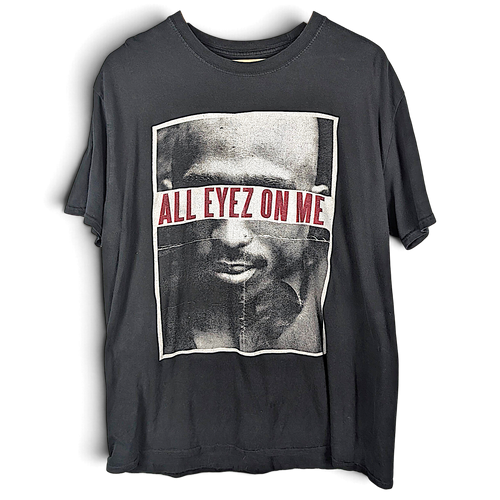 Musta 2Pac All Eyez on Me -puuvillat-paita, jossa on graafinen printti edessä.