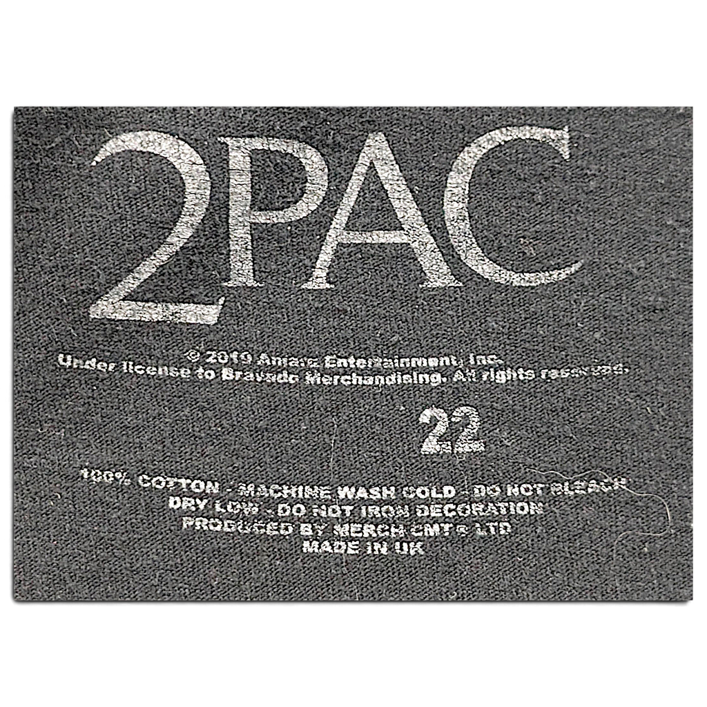 JAKE & IPI 2Pac All Eyez on Me -t-paidan musta sisäpuolen kokolappu, jossa näkyy 22-koko ja pesuohjeet.