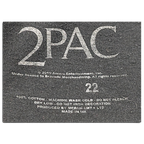 JAKE & IPI 2Pac All Eyez on Me -t-paidan musta sisäpuolen kokolappu, jossa näkyy 22-koko ja pesuohjeet.