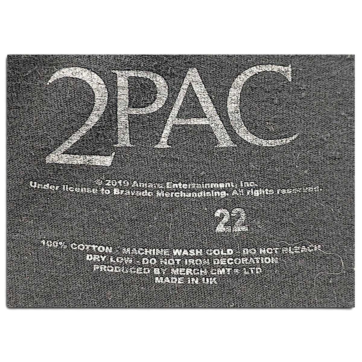 JAKE & IPI 2Pac All Eyez on Me -t-paidan musta sisäpuolen kokolappu, jossa näkyy 22-koko ja pesuohjeet.