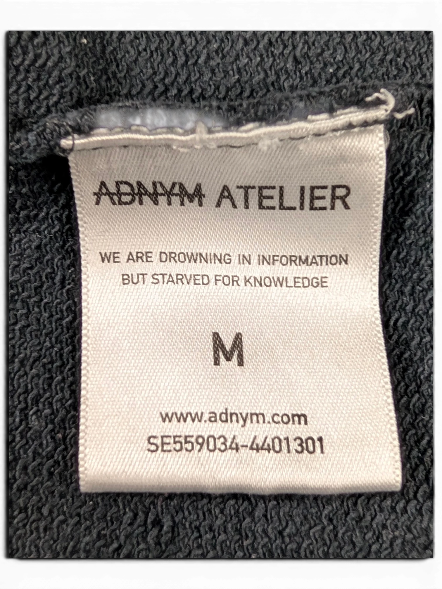 JAKE & IPI Abnym Atelier college sweatshirt size M label with quote We are drowning in information