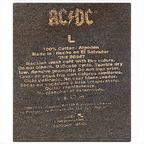 JAKE & IPI AC/DC Back in Black -t-paidan kokolappu, jossa näkyy 100 % puuvillamateriaali ja valmistusmaa.