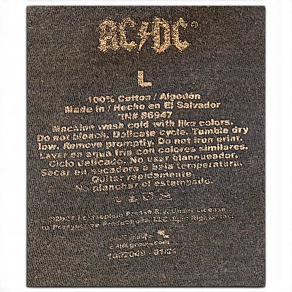 JAKE & IPI AC/DC Back in Black -t-paidan kokolappu, jossa näkyy 100 % puuvillamateriaali ja valmistusmaa.