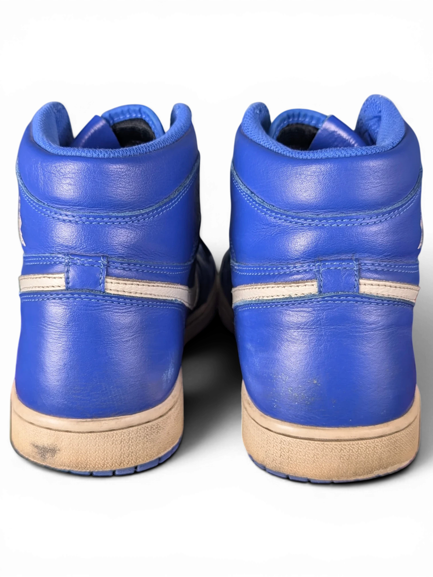 JAKE & IPI Air Jordan 1 Retro High Hyper Royal sneakers in blue leather with white accents and worn-in soles