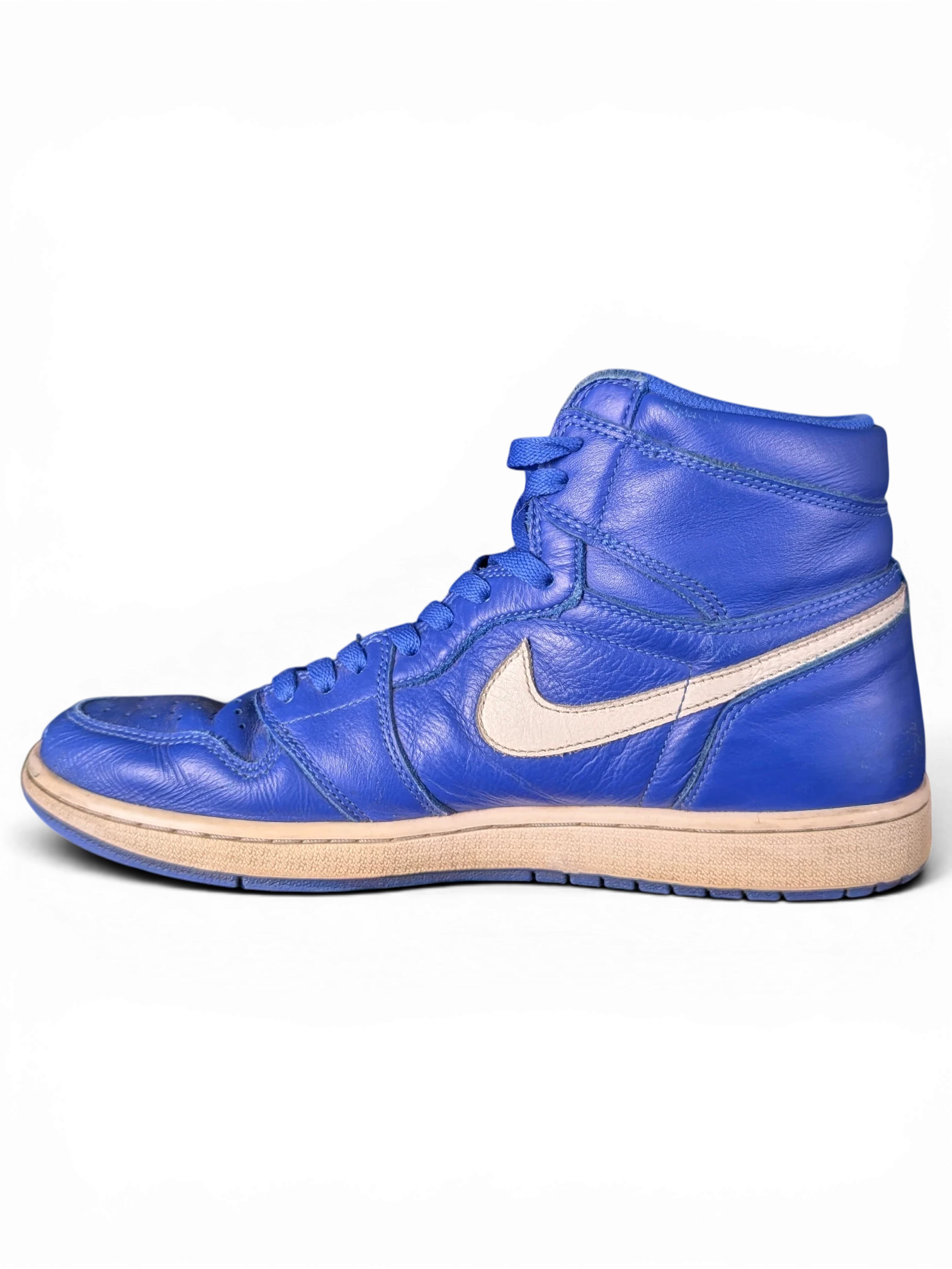 JAKE & IPI Air Jordan 1 Retro High Hyper Royal sneakers in blue leather with white swoosh and worn-in sole