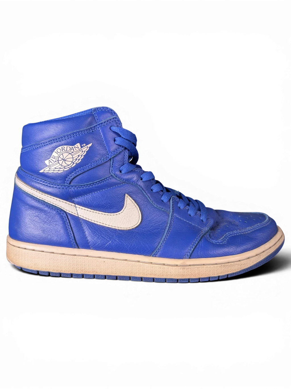 JAKE & IPI Air Jordan 1 Retro High sneakers in blue leather with a white swoosh and worn-in vintage aesthetic.
