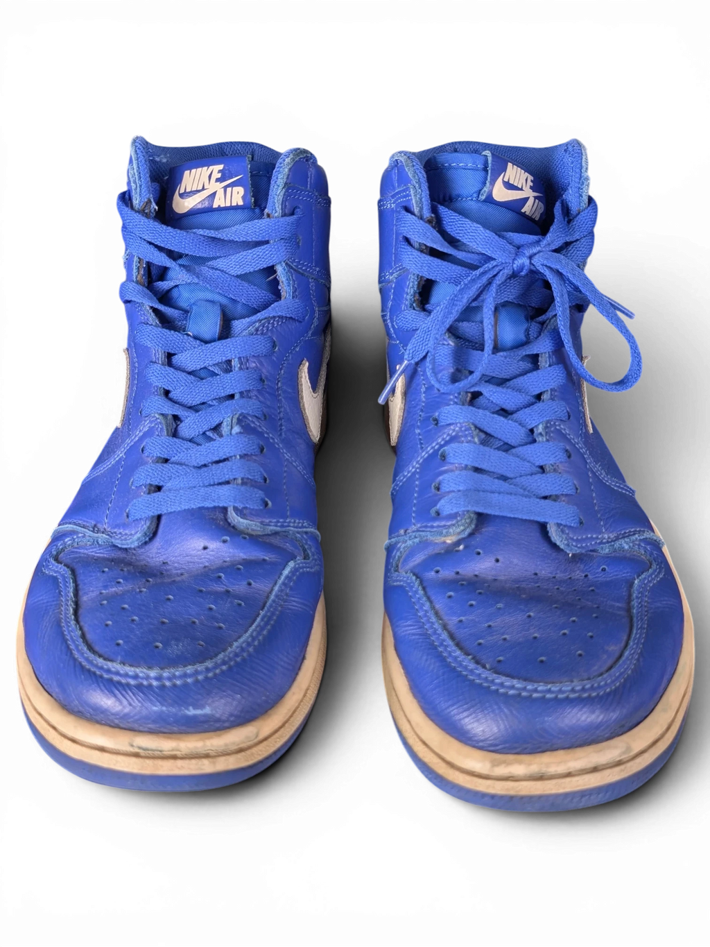 JAKE & IPI Air Jordan 1 Retro High Hyper Royal sneakers in blue leather with white Nike Air branding and worn details.