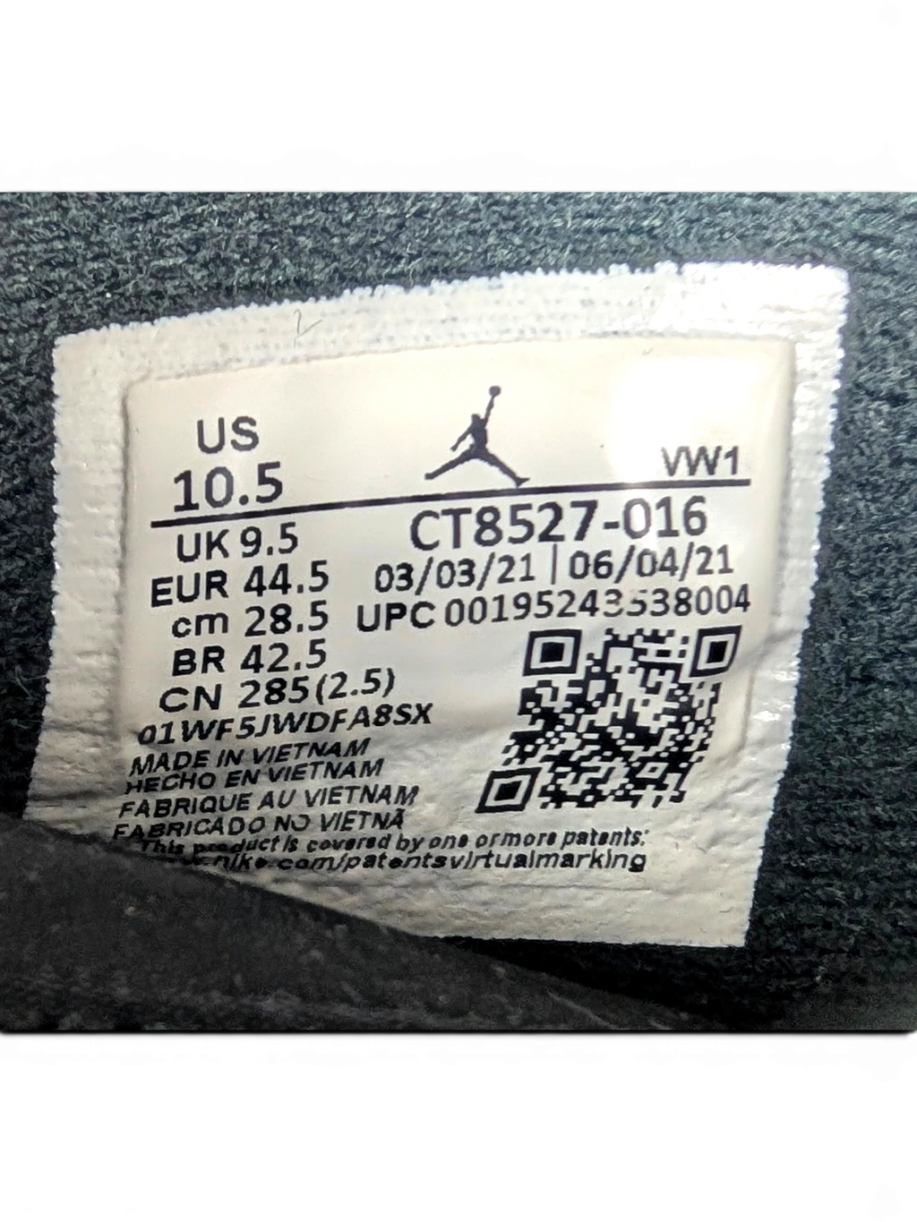 JAKE & IPI Air Jordan 4 Red Thunder size label showing US 10.5 and model number CT8527-016