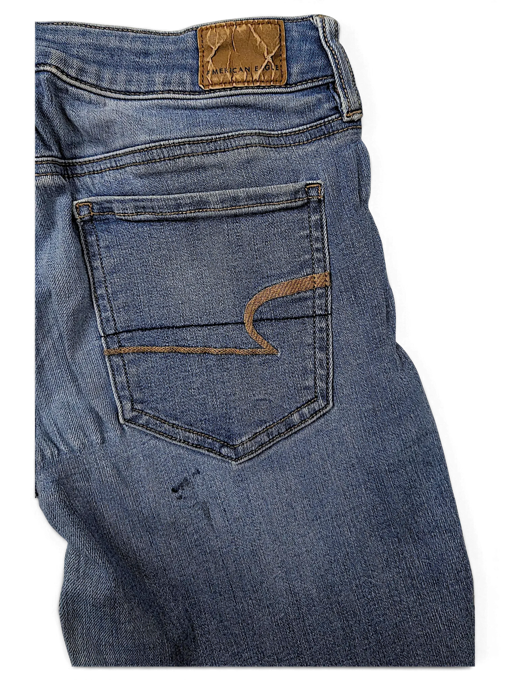 JAKE & IPI American Eagle Outfitters blue denim jeans with back pocket stitching and leather brand patch
